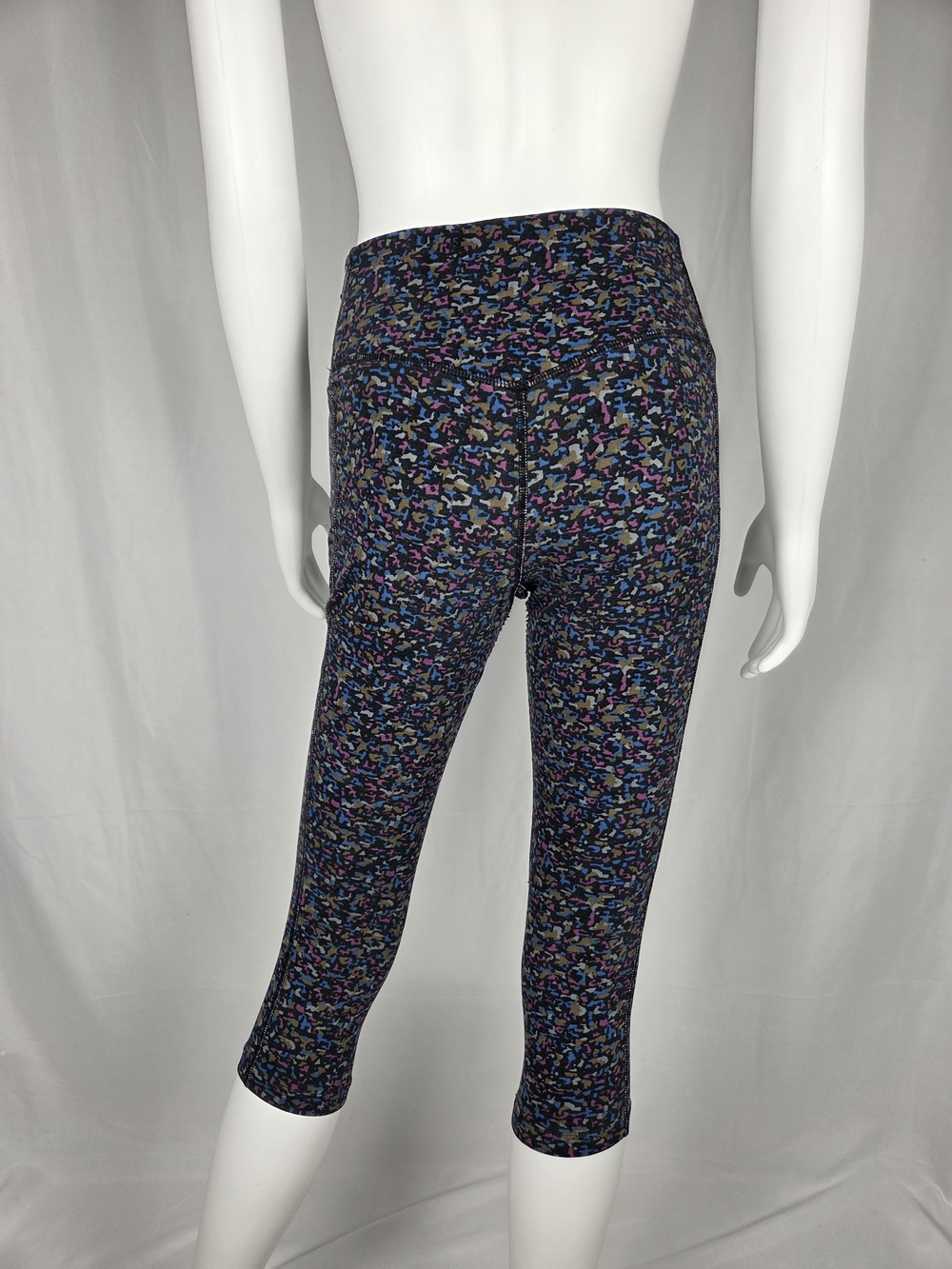 Nike Women's Cropped Capri Leggings in Black Multi-Color Print